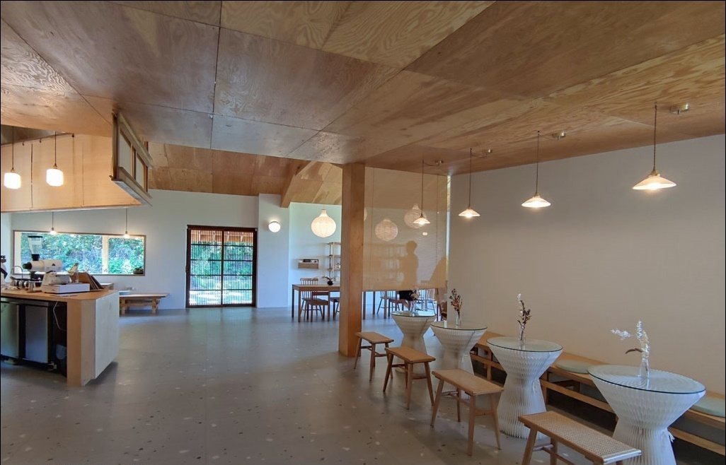 透明空氣 toumei kuuki 紙球吊燈下的榻榻米用餐區,大窗望向綠油油稻田