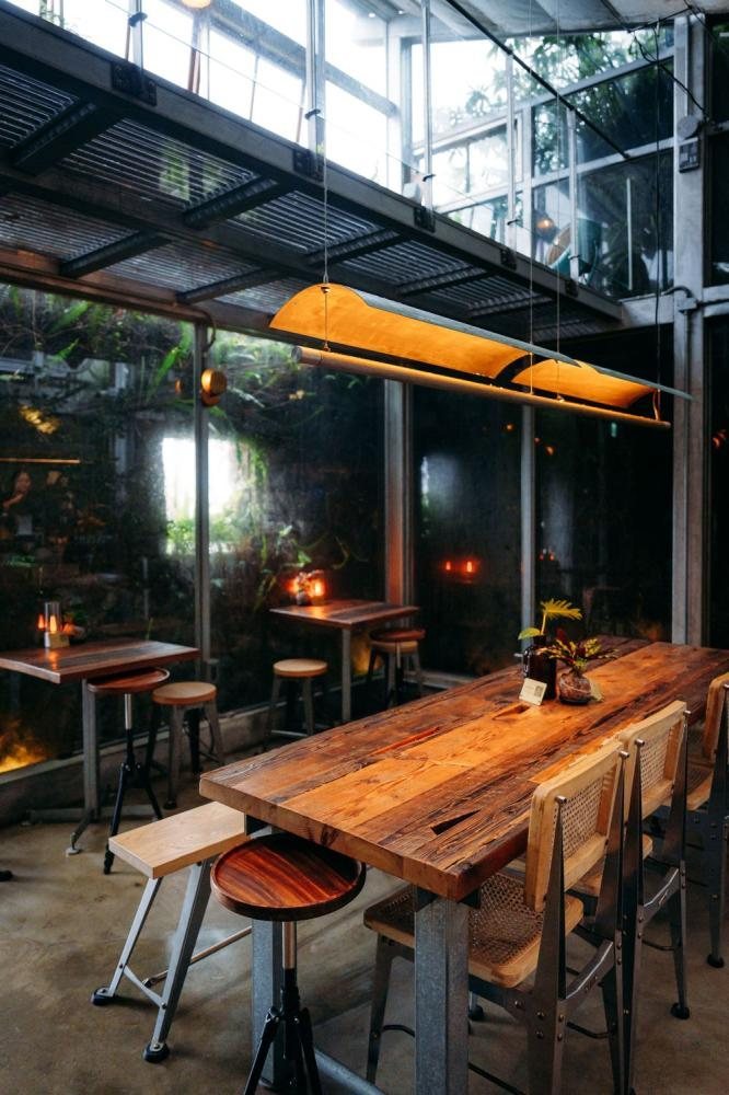 微光森林 Twilight Cafe 老木長桌與暖光吊燈的玻璃屋座位