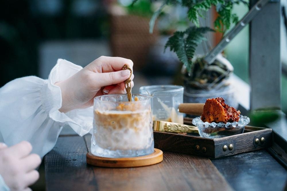微光森林 Twilight Cafe 招牌冰滴咖啡佐蜂巢,手沖儀式感特寫