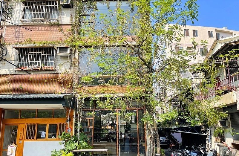 右舍咖啡 巷弄裡的玻璃屋店面入口，綠植環繞