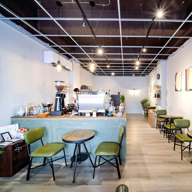 珘墨 Weekend coffee 明亮店內吧台、手沖咖啡機與綠皮座椅的氛圍實拍